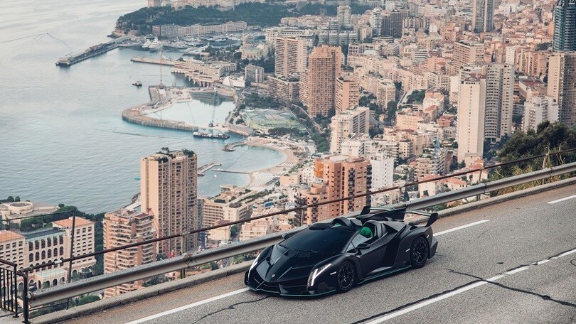 Lamborghini Veneno Roadster, modello nero e verde lime da asta