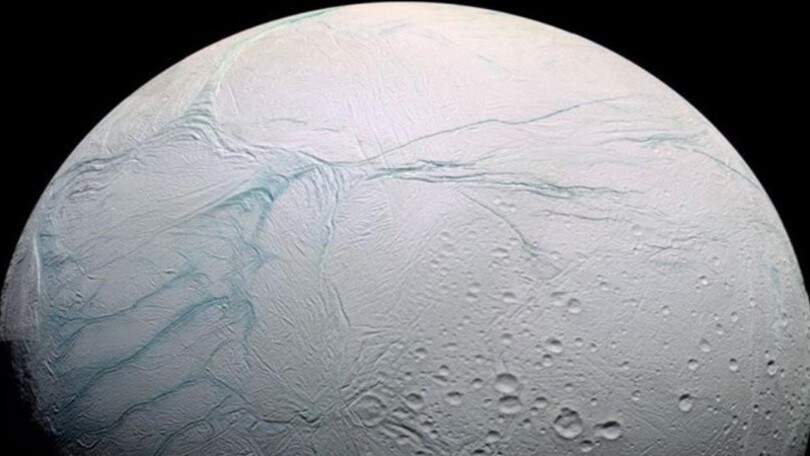 Encelado, sulla luna di Saturno può esserci la vita: le prove della sonda Cassini
