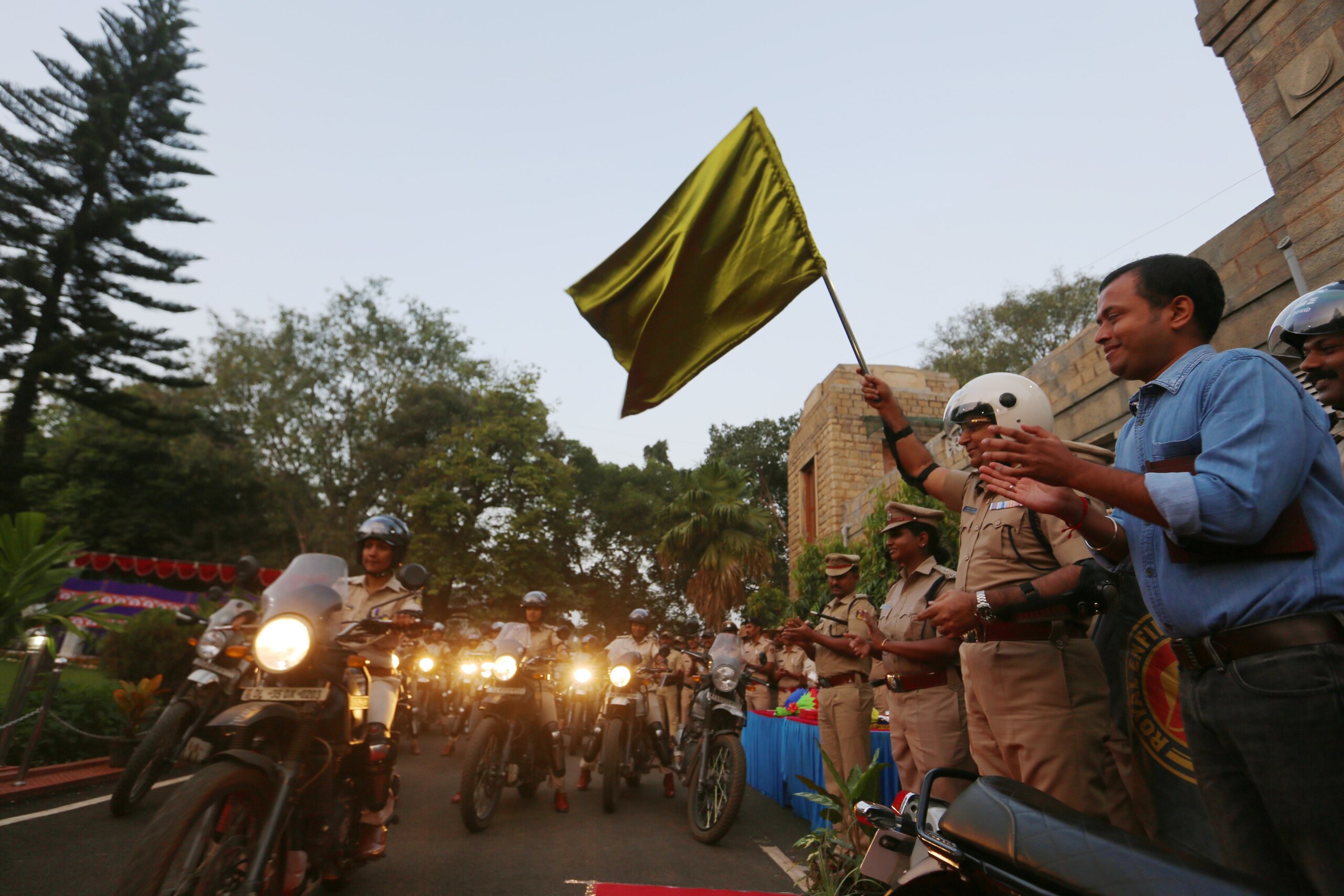 Royal Enfield, a Bangalore le poliziotte girano in moto
