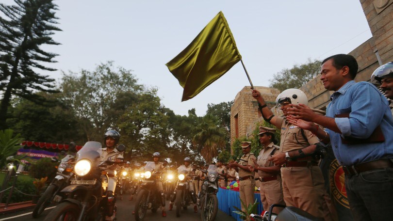 Royal Enfield, a Bangalore le poliziotte girano in moto