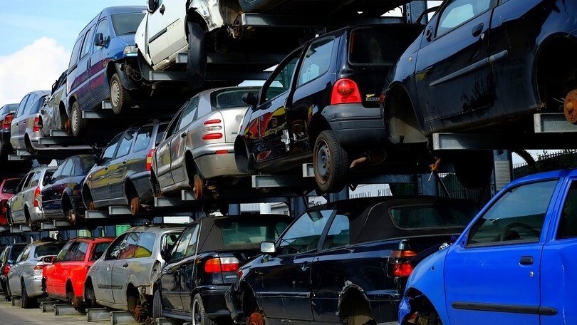 Rottamazione auto, ipotesi possibile con almeno 10 anni di età