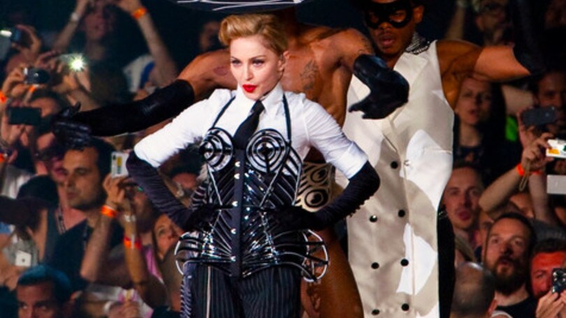 Madonna è col bastone: nuovo stop a Tour