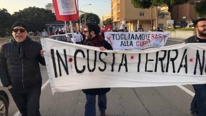 "Fuori la Nato dalla Sardegna". Corteo a Cagliari contro la guerra