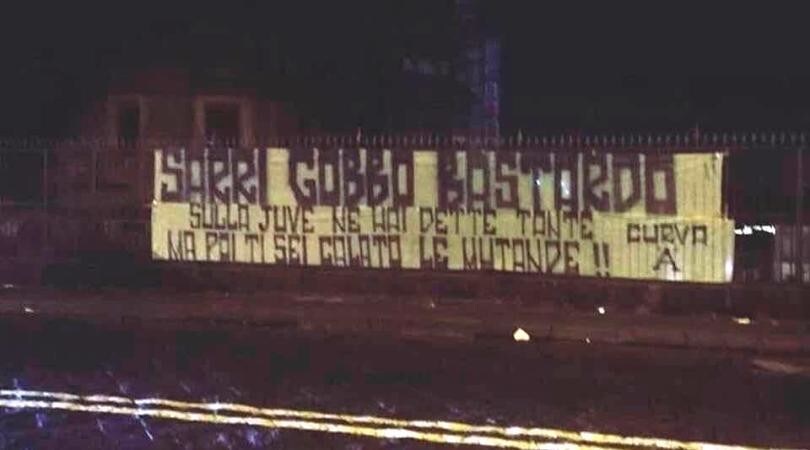 Napoli-Juve, striscioni di insulto contro Sarri