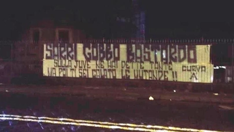 Napoli-Juve, striscioni di insulto contro Sarri