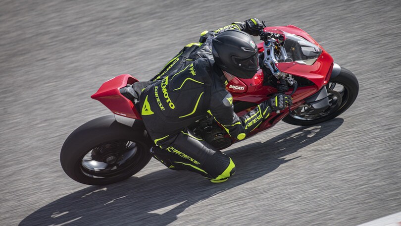 Ducati Panigale V4S, prova: le immagini