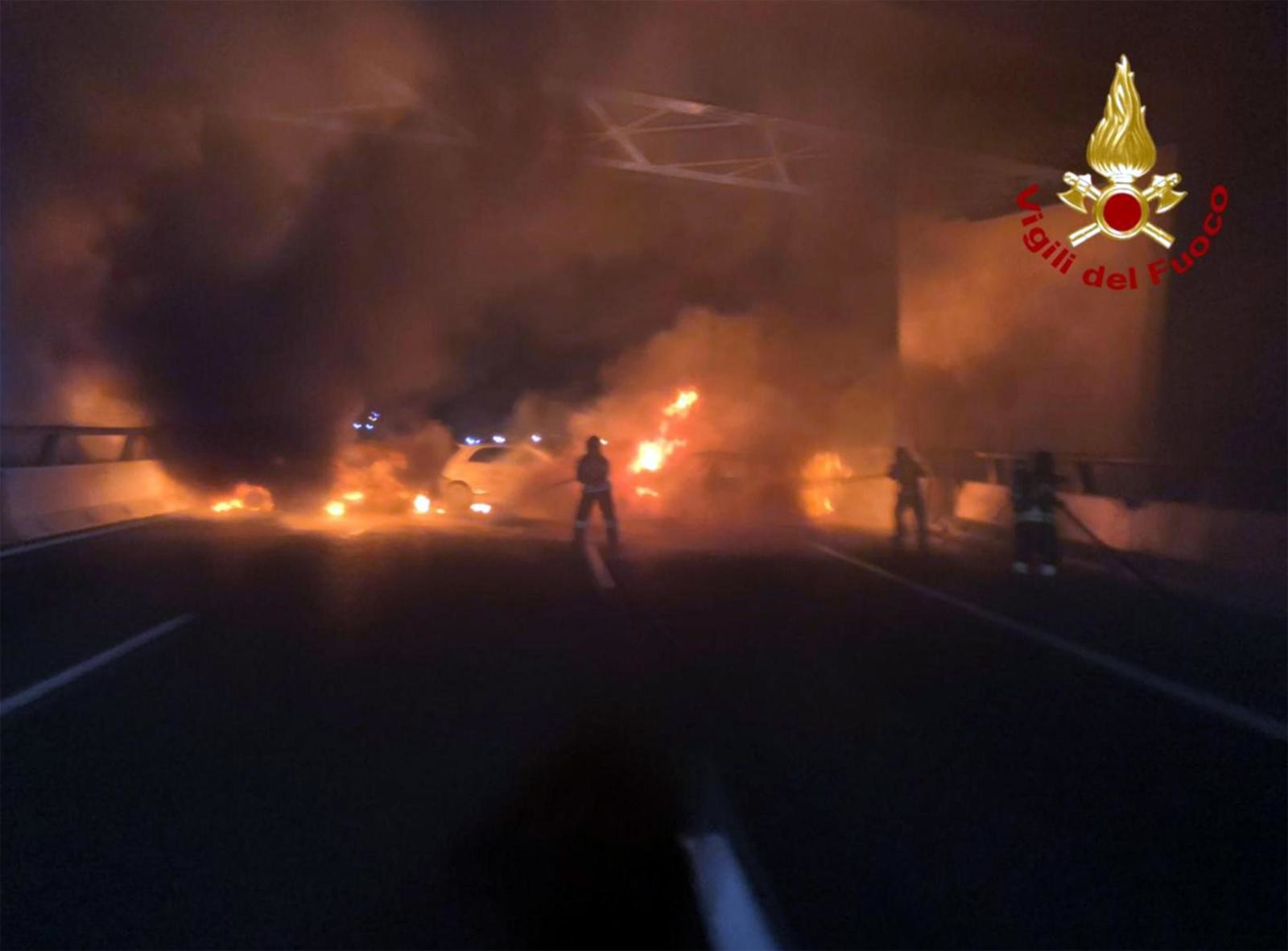 Tentato assalto a portavalori: fiamme sull'A1