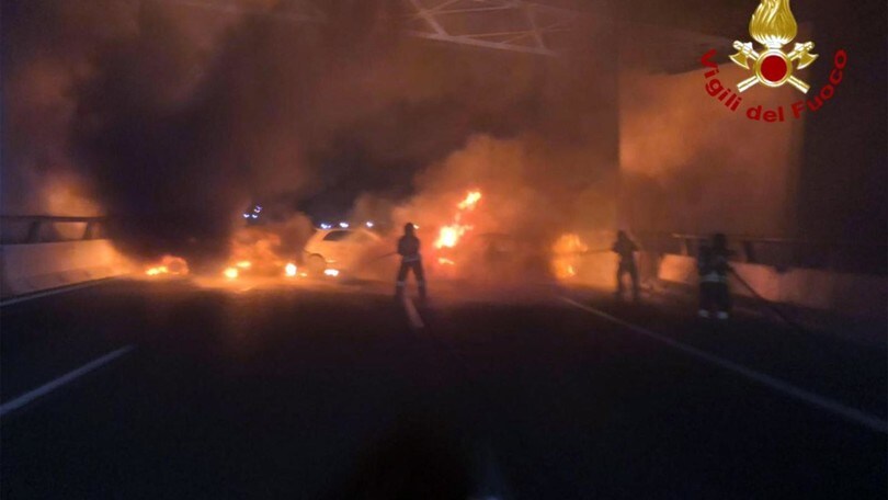 Tentato assalto a portavalori: fiamme sull'A1