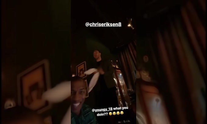 Eriksen e Moses cantano davanti ai compagni