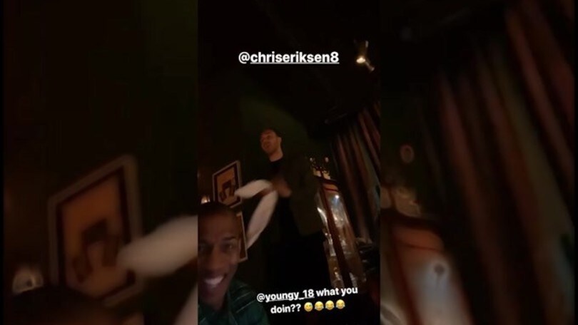 Eriksen e Moses cantano davanti ai compagni