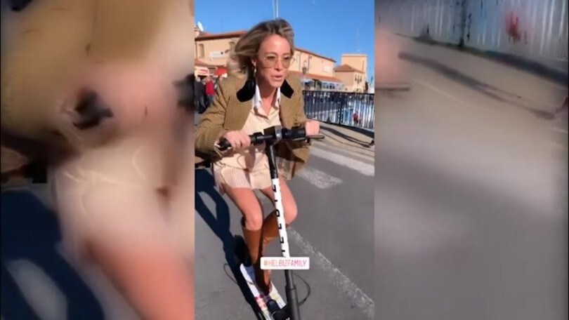Diletta Leotta sfreccia per le vie di Sanremo