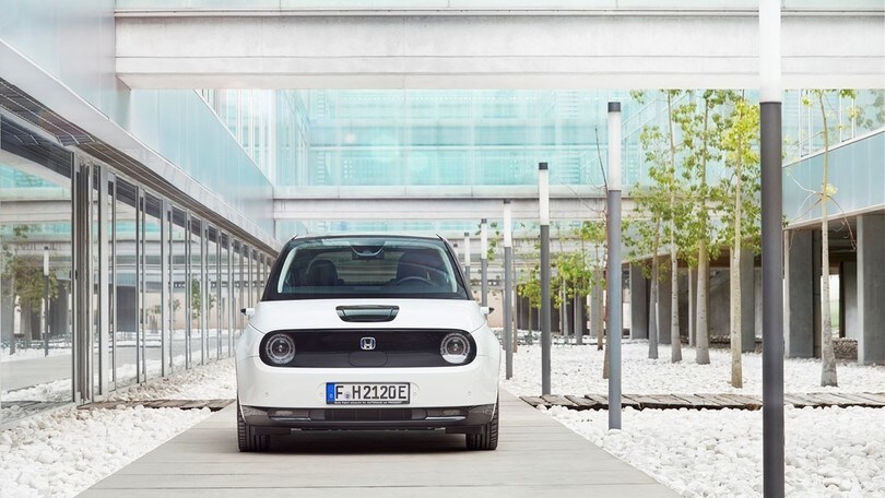 Honda e, test per la full electric