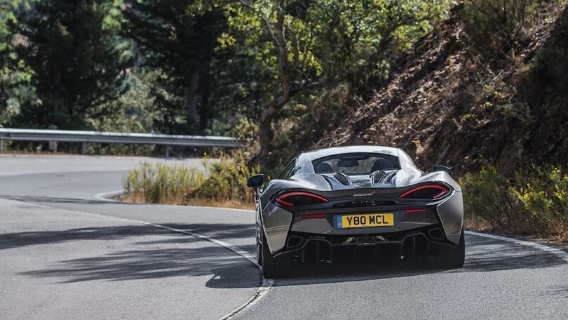 McLaren, primi test per l'evoluzione ibrida della 570S