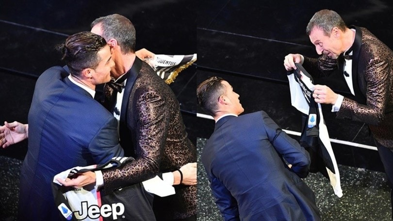 Ronaldo "converte" Amadeus: gli regala la maglia della Juve!