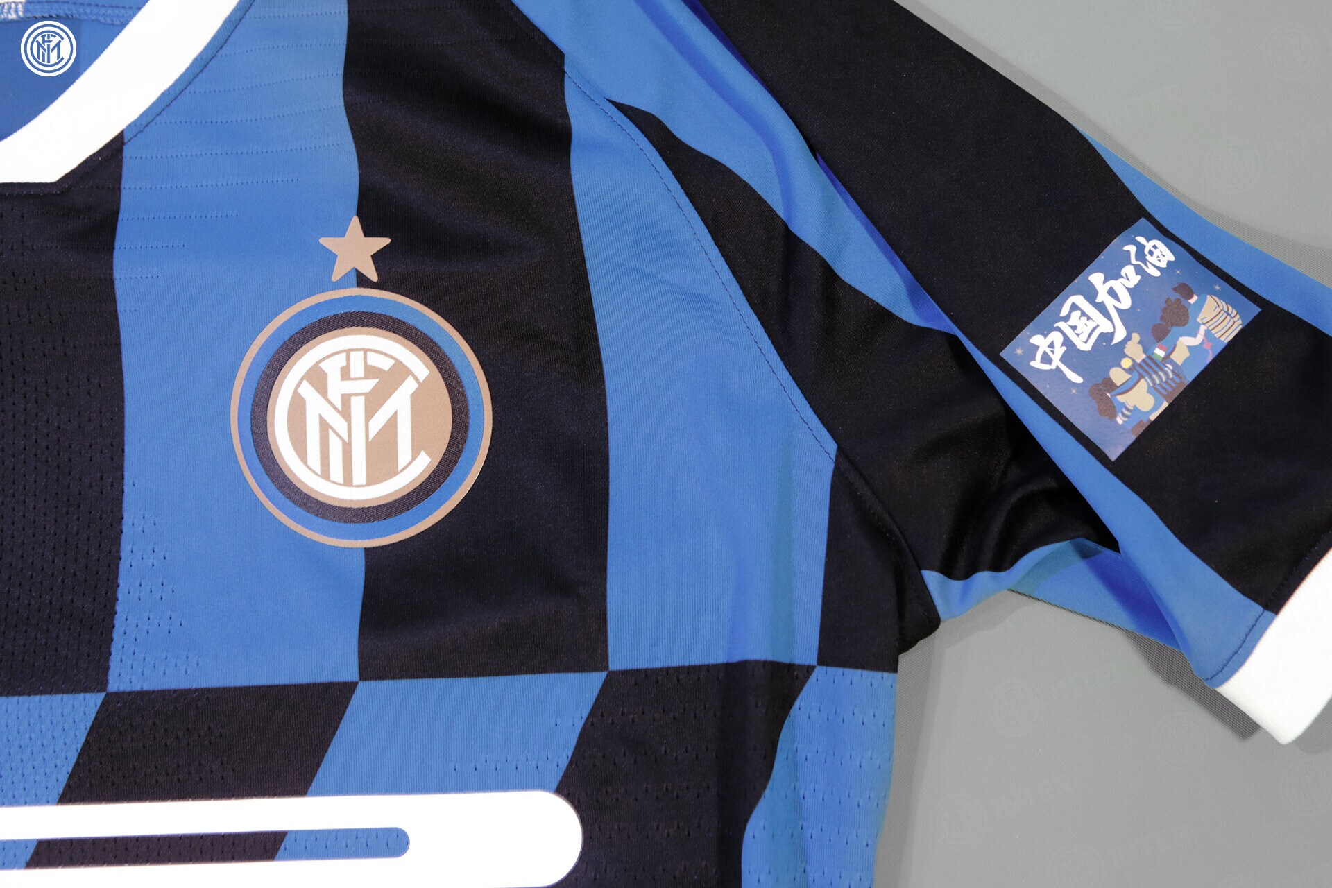 Inter nel derby con patch e messaggio per la Cina: "Siamo con voi, siate forti"