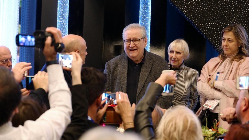 Sanremo, a Mollica targa di ringraziamento da parte dei "Beatlesiani"