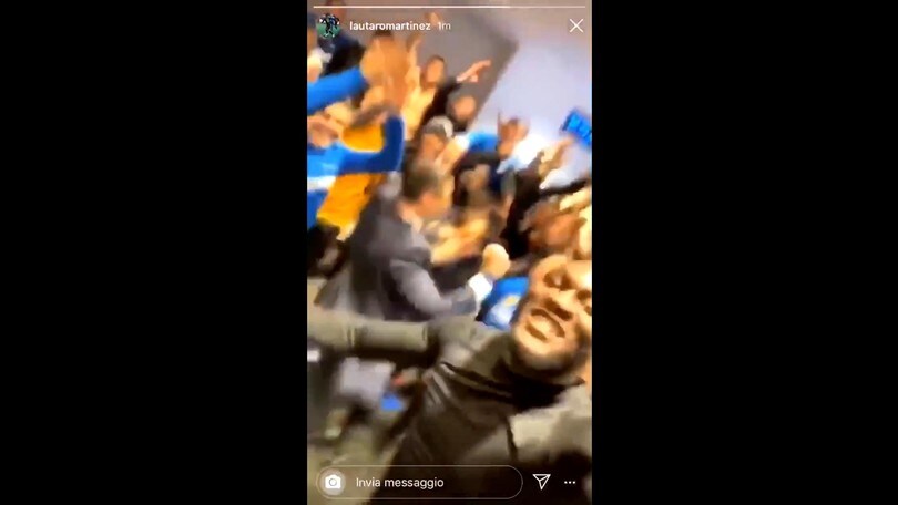 Inter, festa e canti dei calciatori per la vittoria nel derby