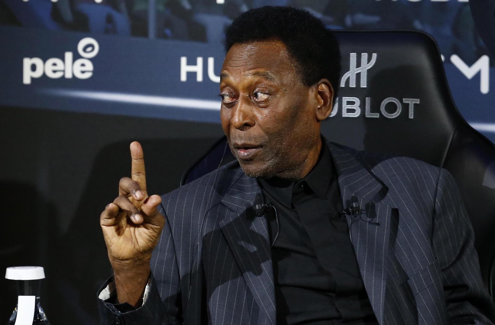 Pelé, il figlio Edinho: "Cammina male e non esce"