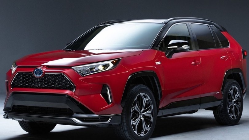 Toyota RAV4 plug-in hybrid: gli scatti