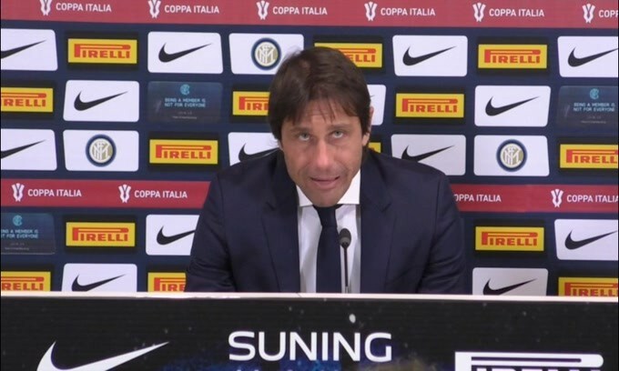 Conte si presenta senza voce: "Se non fossi venuto poi..."
