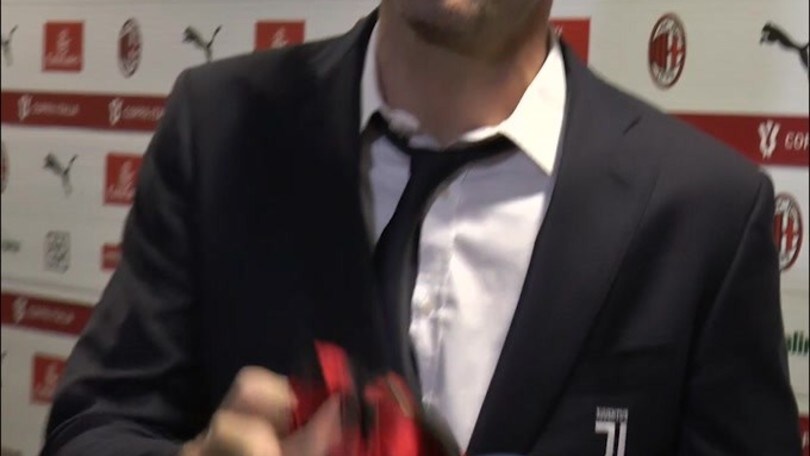 Buffon con la maglia di Daniel Maldini: "Aspetto i nipoti.."