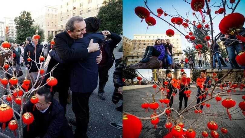 Cina in ginocchio per il coronavirus, De Magistris al flash mob di solidarietà