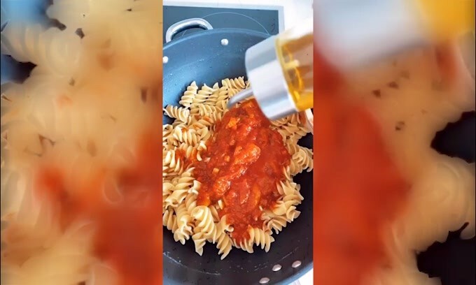 Diletta Leotta cucina davanti alla tv