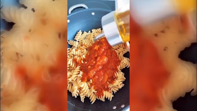 Diletta Leotta cucina davanti alla tv