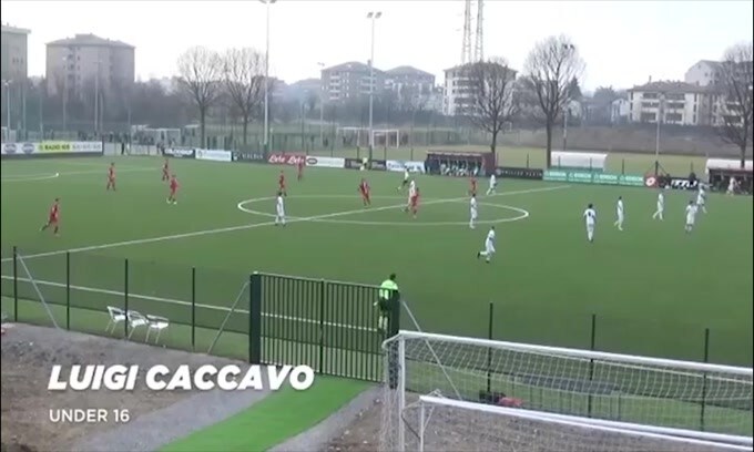 Clamoroso gol da centrocampo del giovane giocatore!