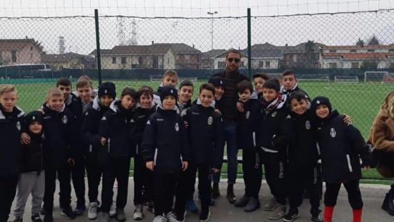 Claudio Marchisio con i baby talenti del Lascaris
