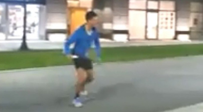 Djokovic in strada a Belgrado gioca a tennis con i bambini