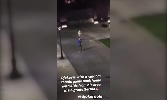Djokovic gioca con alcuni bembini di Belgrado