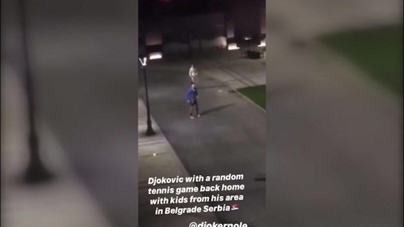 Djokovic gioca con alcuni bembini di Belgrado