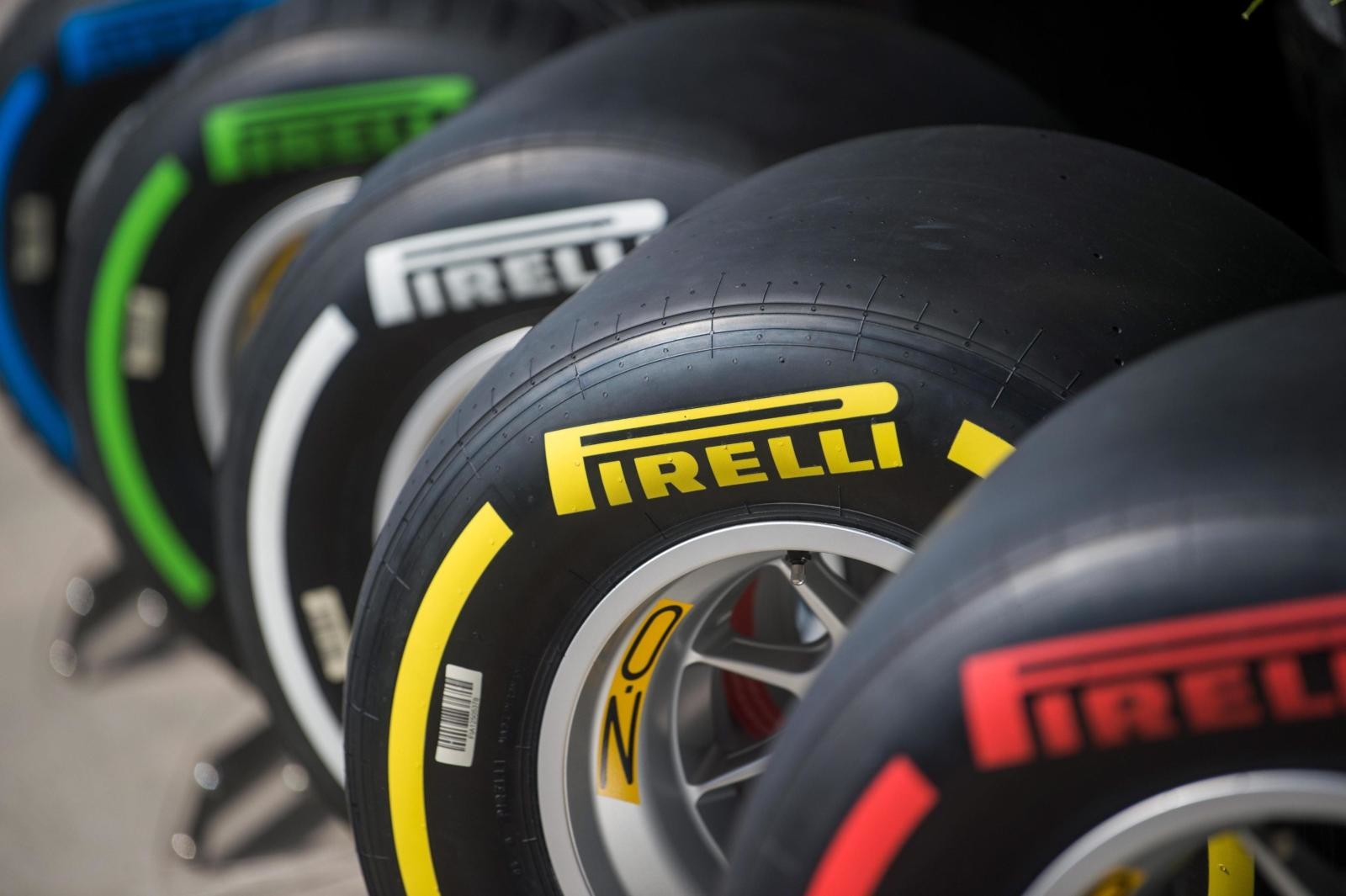 Borsa, a Piazza Affari volano Pirelli e Stm