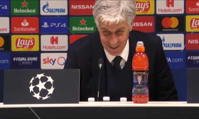 Gasperini accolto dagli applausi, ma lui...