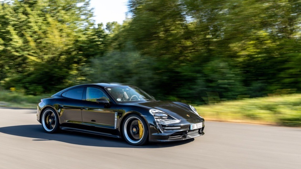 Bill Gates compra la sua prima auto elettrica: è una Porsche Taycan