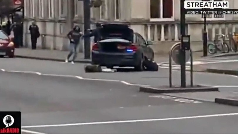 Uomo musulmano ferito al collo in una moschea di Londra: Scotland Yard indaga