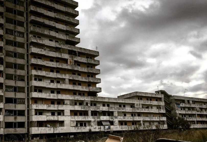 Demolita la Vela Verde di Scampia: colpo allo spaccio e alla camorra