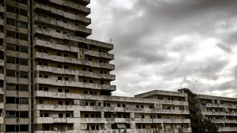 Demolita la Vela Verde di Scampia: colpo allo spaccio e alla camorra