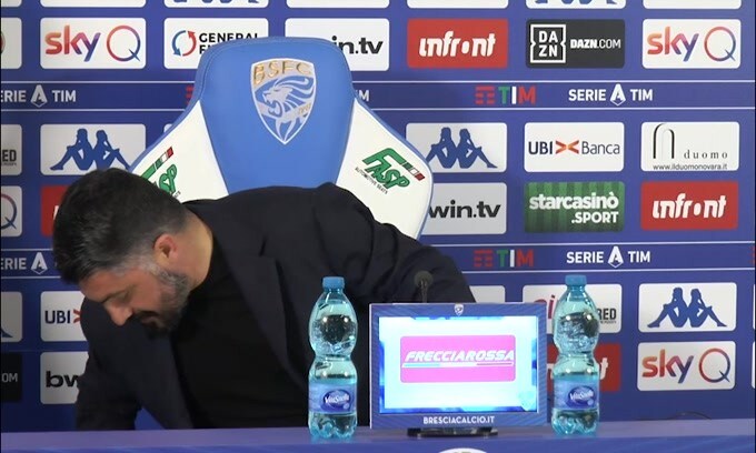 Inizia la conferenza, ma Gattuso ferma tutto: "Aspetta che cado"