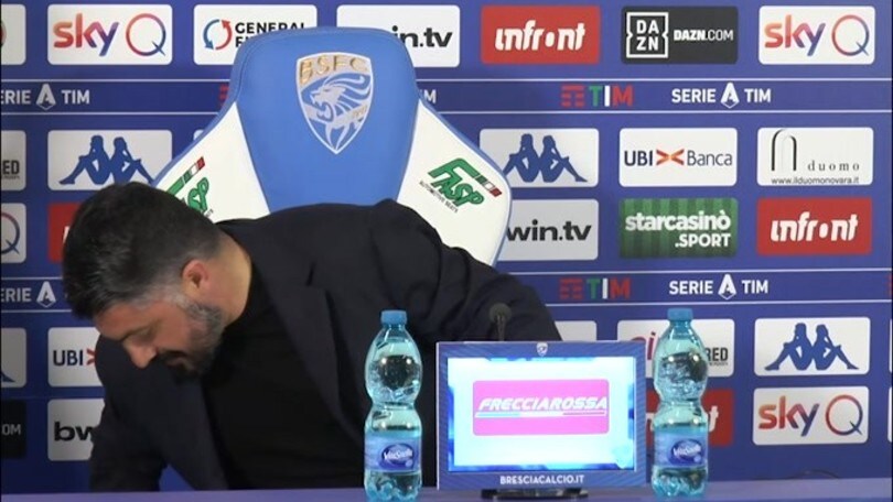 Inizia la conferenza, ma Gattuso ferma tutto: "Aspetta che cado"