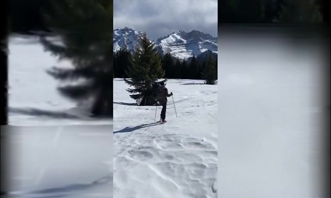 Ilary Blasi si diverte in montagna