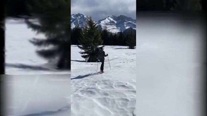 Ilary Blasi si diverte in montagna