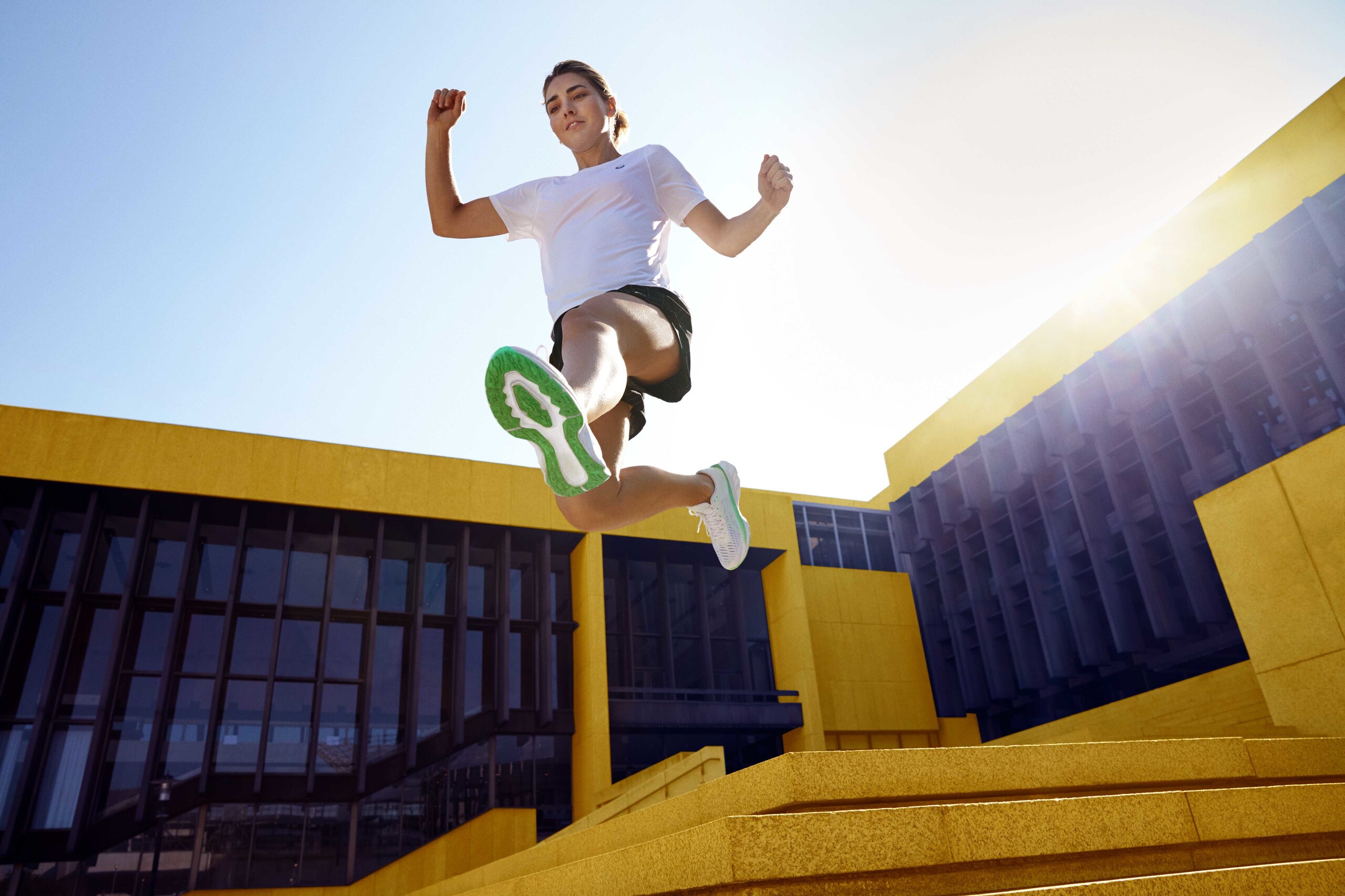 La nuova ASICS NOVABLAST™ dà una spinta d'energia ai piedi dei runner