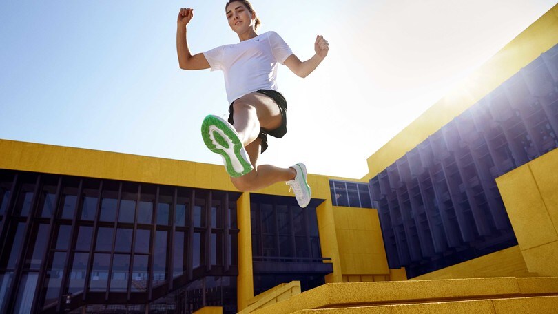 La nuova ASICS NOVABLAST™ dà una spinta d'energia ai piedi dei runner