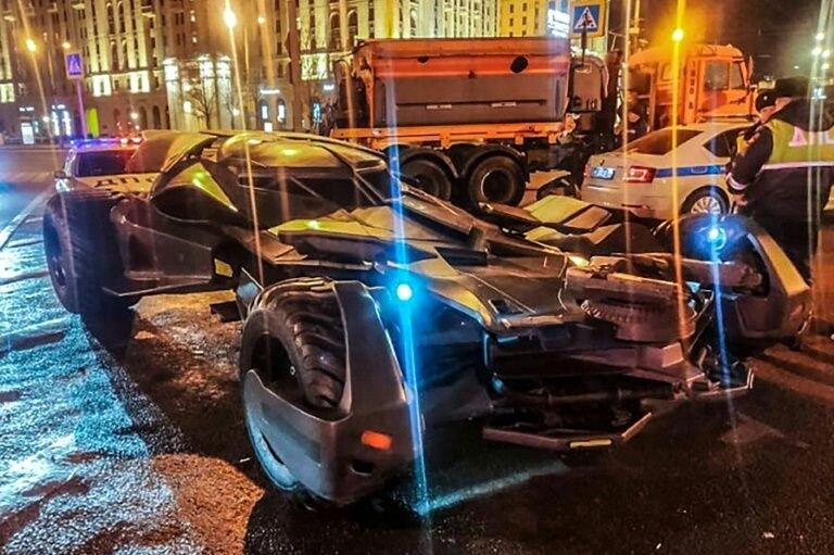 Russia, fermato un uomo su una Batmobile da 502 CV VIDEO