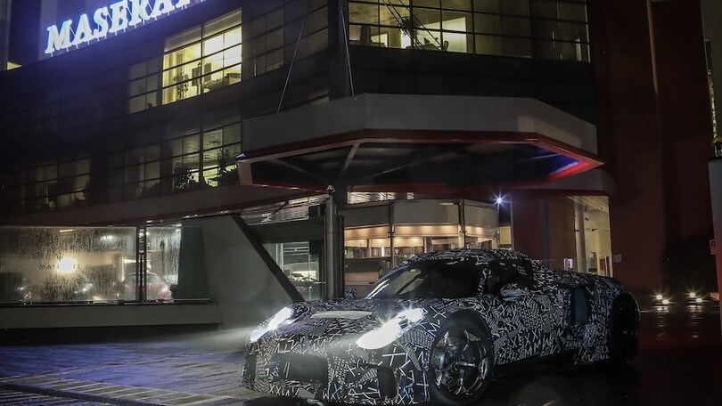 Maserati MC20, ecco il muletto su strada VIDEO