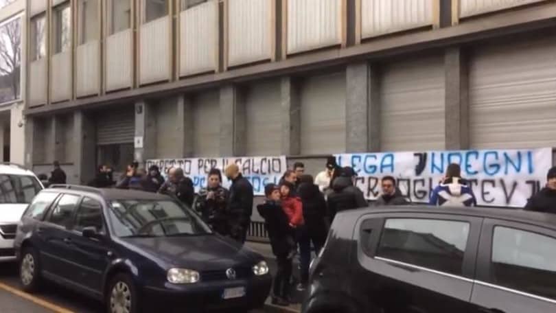 Inter, altri due striscioni di protesta dei tifosi sotto la sede della Lega A