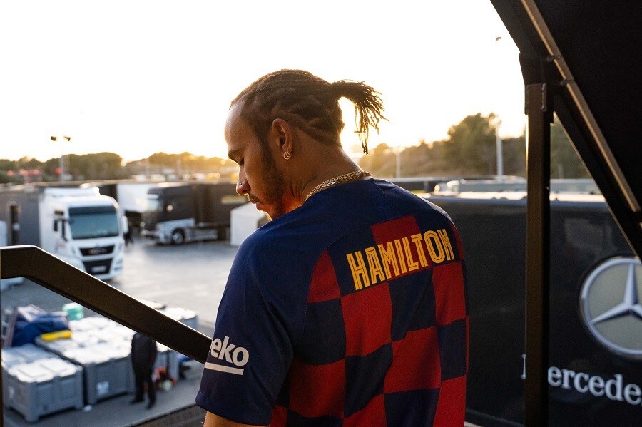 Lewis Hamilton, dichiarazione d'amore per il Barcellona FOTO