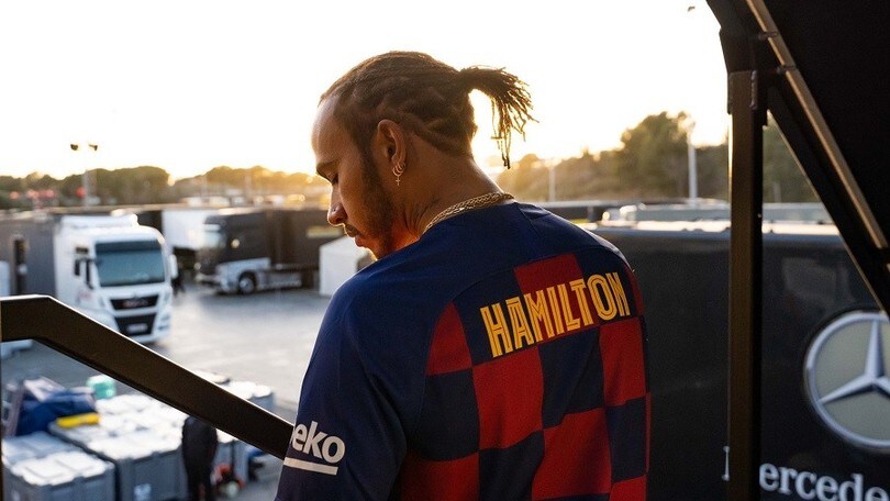 Lewis Hamilton, dichiarazione d'amore per il Barcellona FOTO